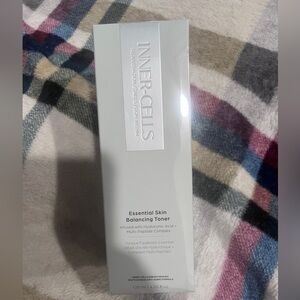 Essential Skin Balancing Toner – White